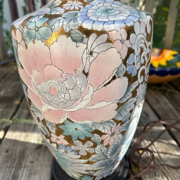 Hand painted floral on gold Asian cloisonne style chinoiserie lamp - Picture 3 of 16